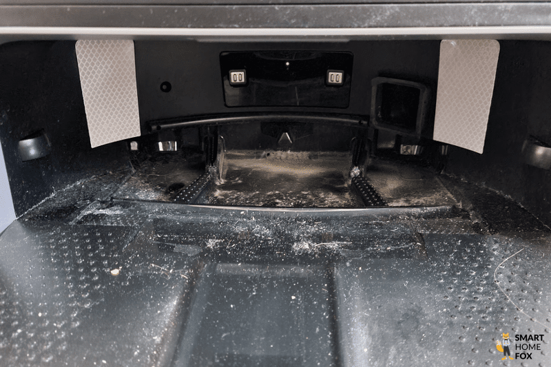 Die dreckige Wischwanne der Ecovacs Deebot X1 OMNI Station ist zu sehen